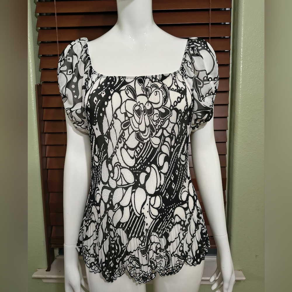 Dress Barn Black and White Floral Puff Sleeve Top
